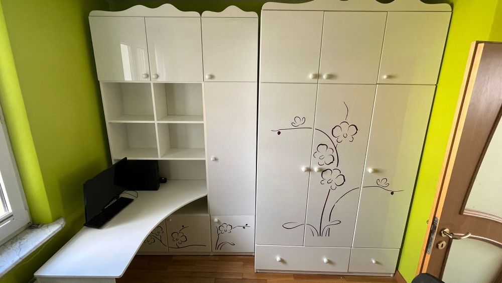 Zestaw mebli dziecięcych Meblik Orchidea – łóżko + szafa + biurko + komoda + półki
