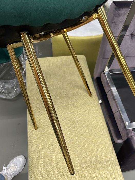 Cadeiras em Veludo Verde com Pés Dourados – Elegantes e Confortáveis
