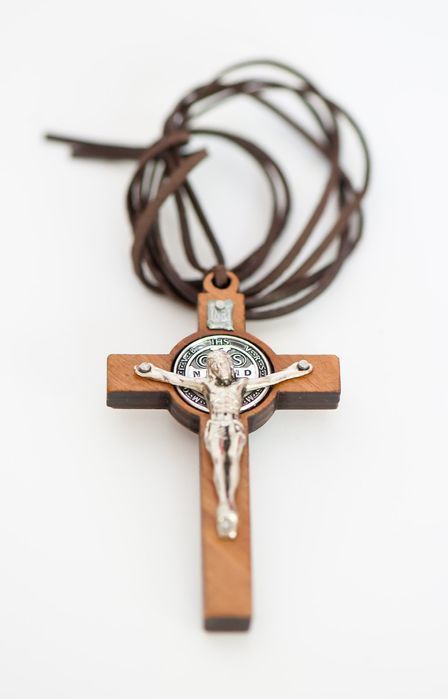 Krzyżyk drewniany na szyję z rzemykiem św Benedykta 8 x 4,5 cm