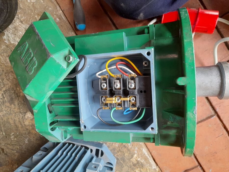 Vendo 2 motores eléctricos trifásicos com falange