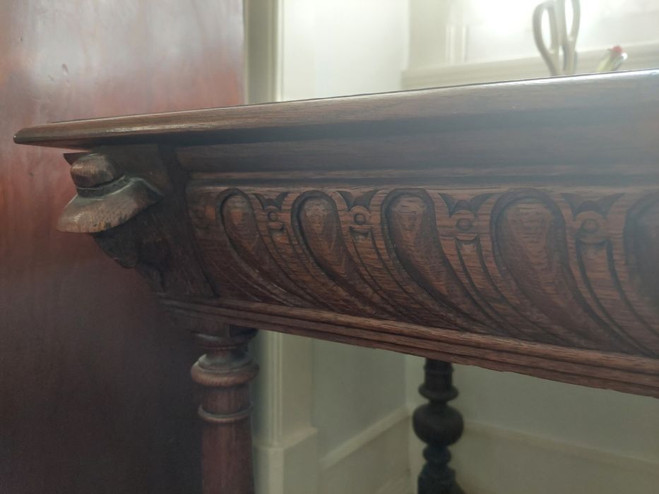 Linda mesa muito antiga e trabalhada maciça