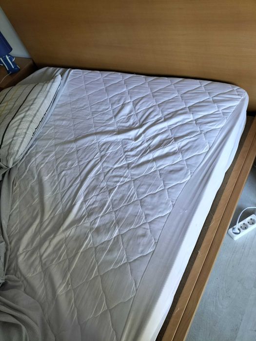 (Novo preço) Cama de casal 190x140 + mesas de cabeceira em madeira