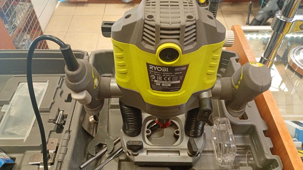Frezarka Górnowrzecionowa RYOBI RRT1600 -Komis MADEJ Dębica