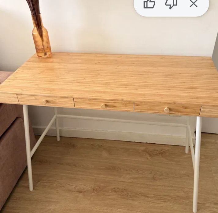 Secretária LILLÅSEN IKEA em madeira natural com pernas brancas em metal e madeira