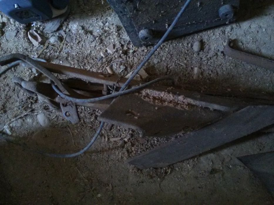 Продам два плуги і полицю запасну із леміхом.