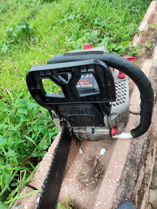 Motosserra com pouco uso.