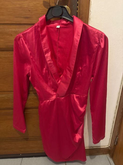 Vestido rosa  de manga comprida de cetim