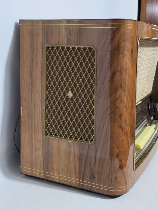 Rádio antigo reparado SABA