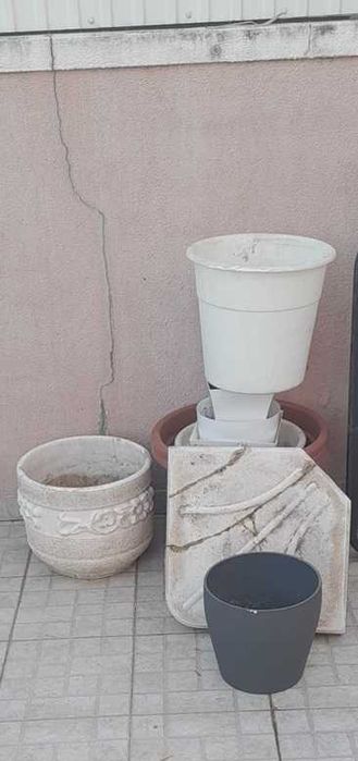 Vasos em pedra e plástico (todos 20 euros)