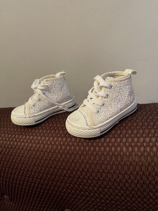 Stylowe trampki dla niemowląt