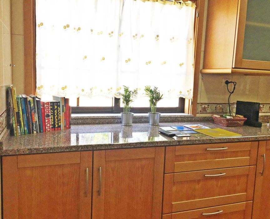 Apartamento com 1 quarto, sala, cozinha, jardim e estacionamento