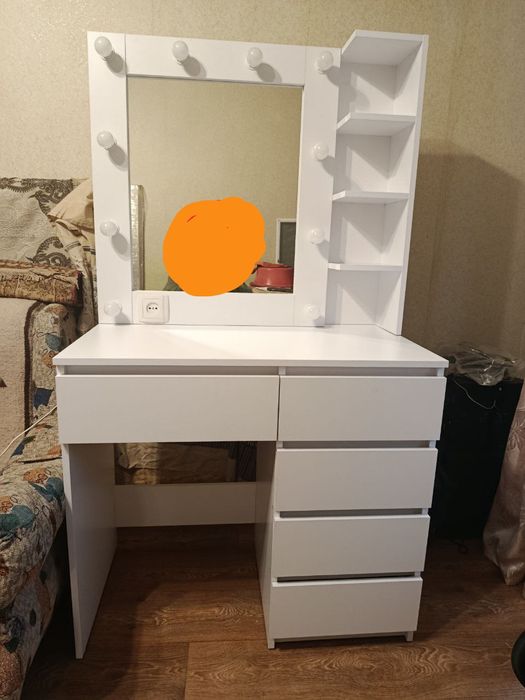 Стол туалетный, макияжный, с подсветкой и розетка новый!!!