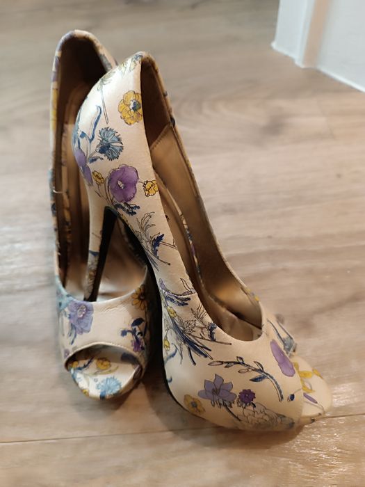 Sandália/sapato motivos florais com alto agulha - 38