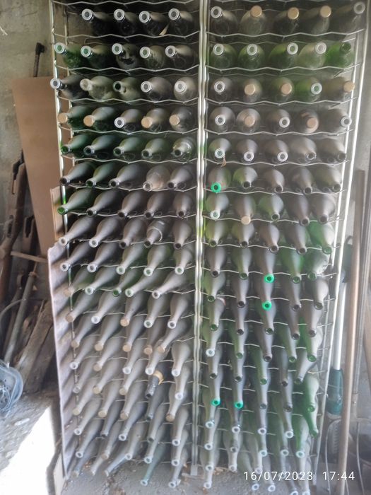 vendo garreafeira  com 200 garrafas nao ocupa nada e fixa na parede