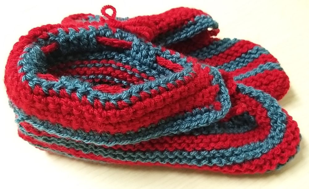 Pantufas às riscas.