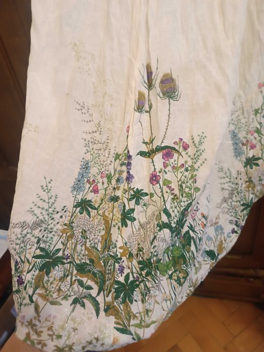 piękna baiał długa spódnica z motywem kwiatów