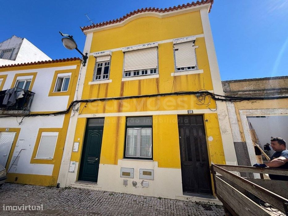 Prédio com 2 entradas independentes no coração do Montijo