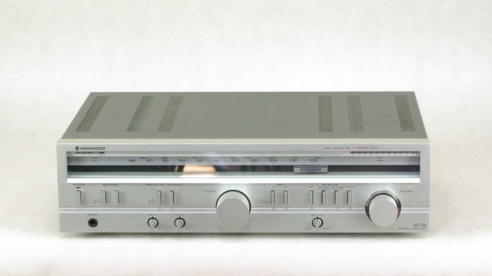 Kenwood KR-710 amplituner.