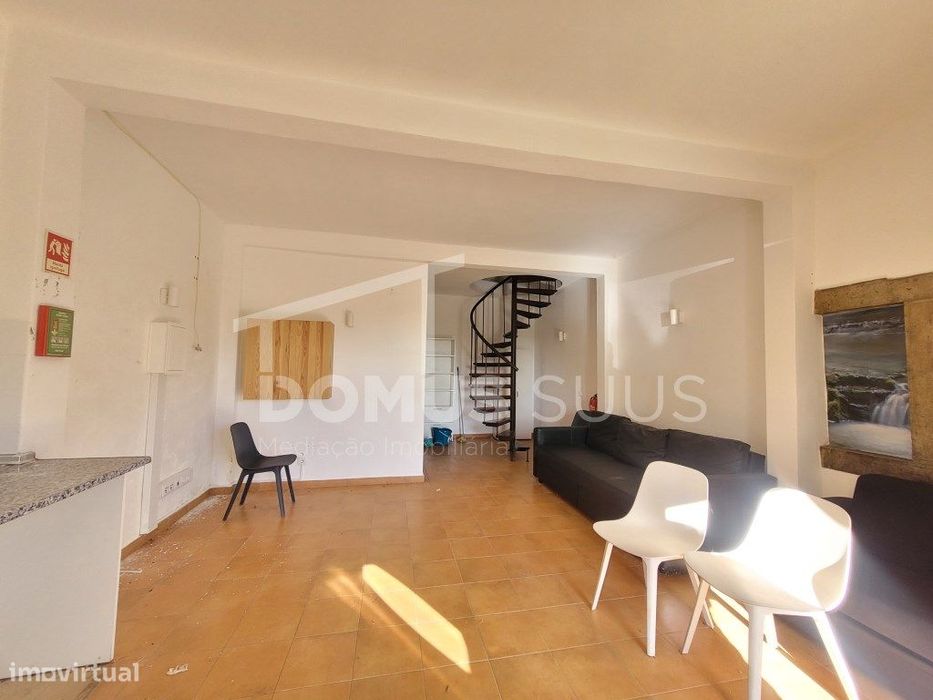 Moradia com armazém localizada na Cova da Muda