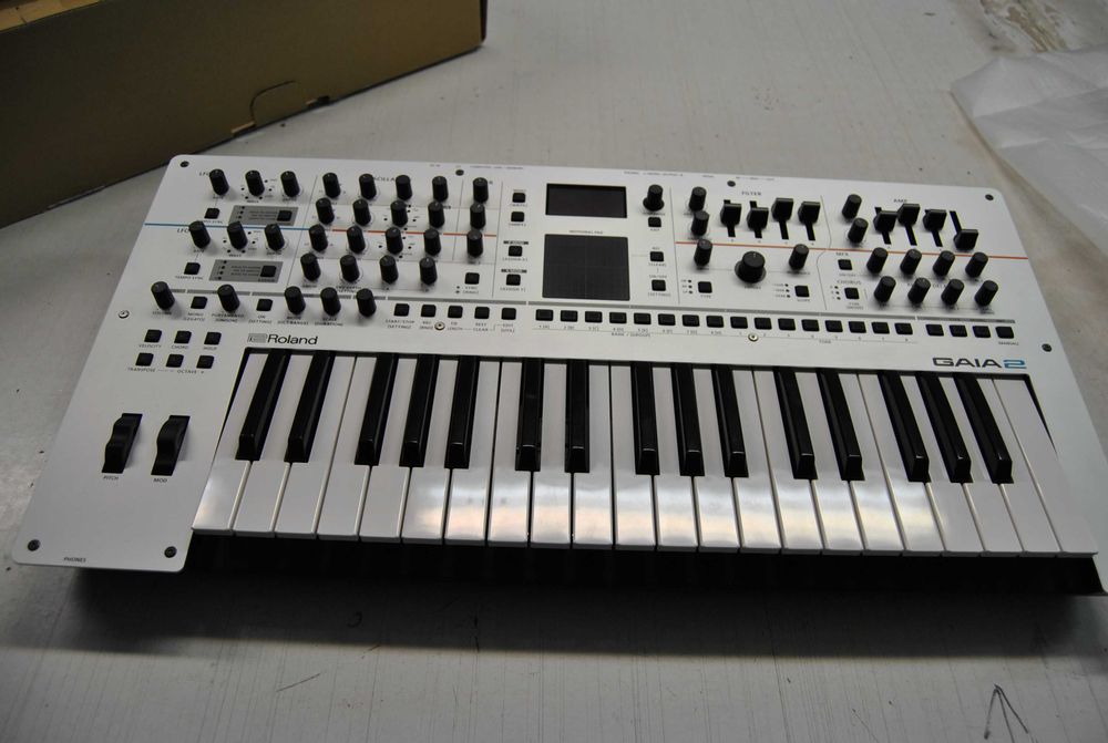 Syntezator Roland GAIA 2