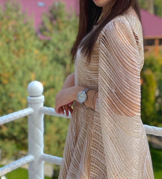 Бежева сукня з блискітками