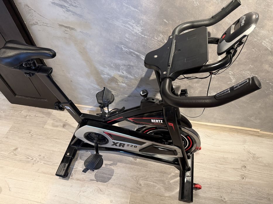 Rower stacjonarny Hertz  Fitness XR 220 Spinning