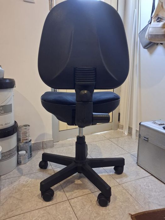Cadeira de escritório com tecido veludo preto
