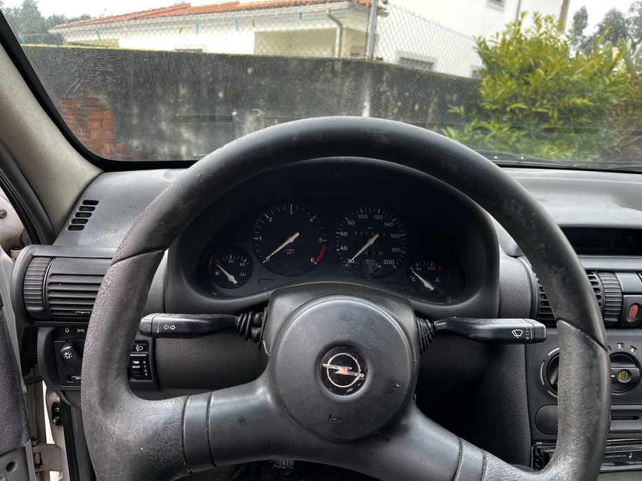 Corsa b em bom estado