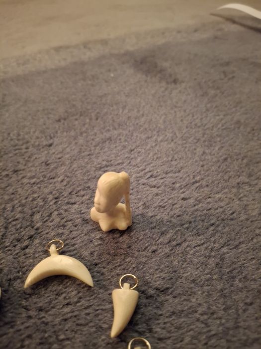 Pendentes em material nobre e busto em miniatura