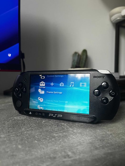 PSP E1004 Street czarna CFW 5 gier karta ladowarka