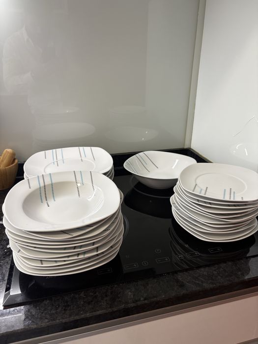 Conjunto de pratos refeição