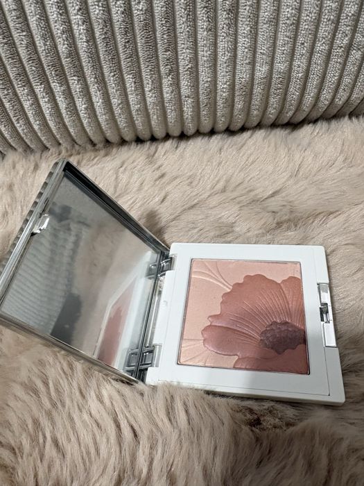 róż rozświetlający Clinique Fresh Bloom Allover