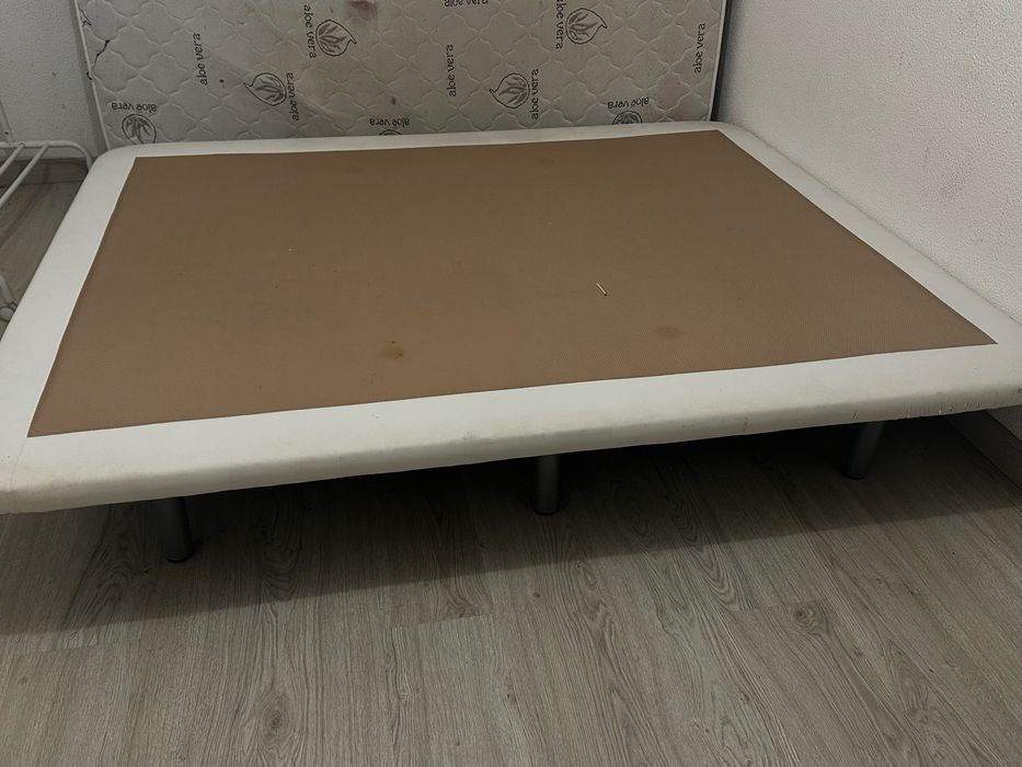 Cama e guarda roupa branco
