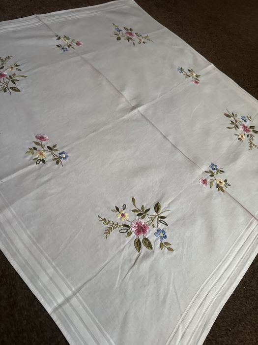 Obrus recznie haftowany kwiaty do kolekcji