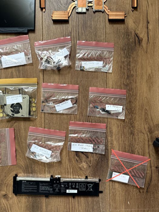 Asus ProArt Studiobook W700 - sprzedaż wszystkich części lub na części