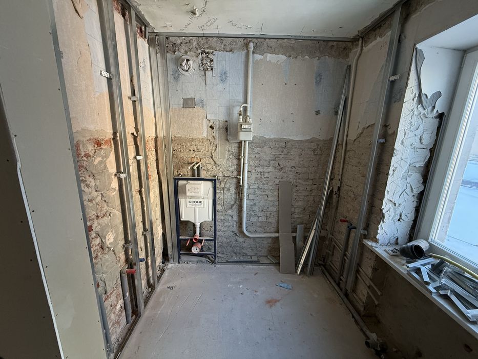 Центр міста. 2 поверх. 82м2. Частковий ремонт. Цегляний будинок