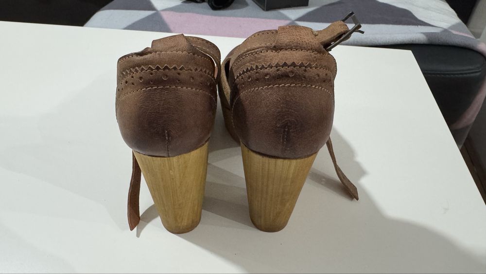 Sandálias Tapadas em couro como novas