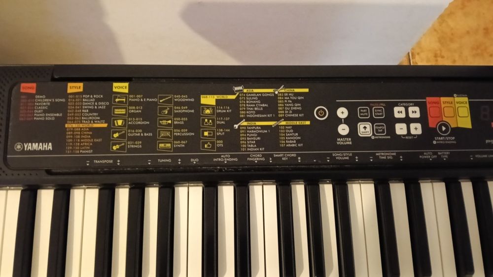Piano digital Yamaha PSR - F52