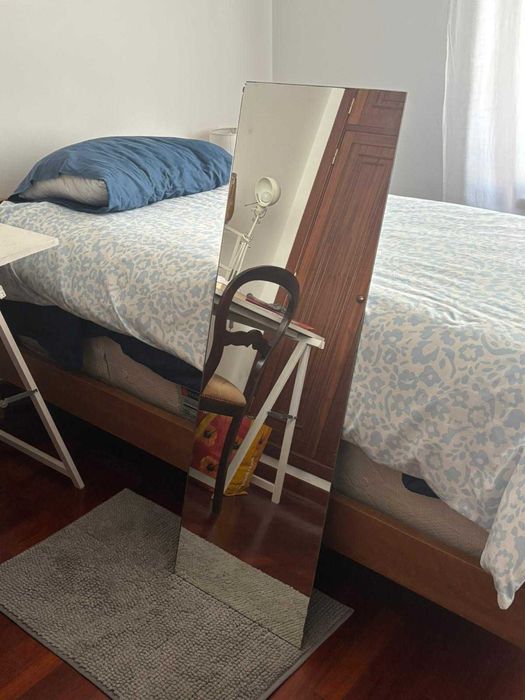 Espelho de quarto classico e antigo