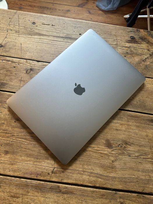 MacBook Pro 15 2016, A1707, i7, paski na ekranie