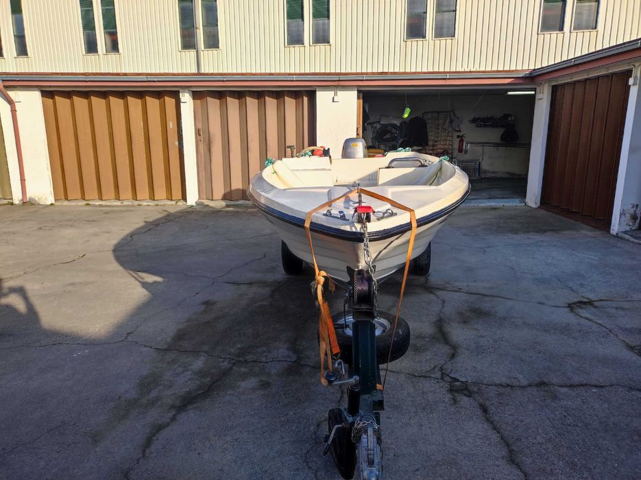 Barco com motor (Honda 25HP 4 tempos) e atrelado