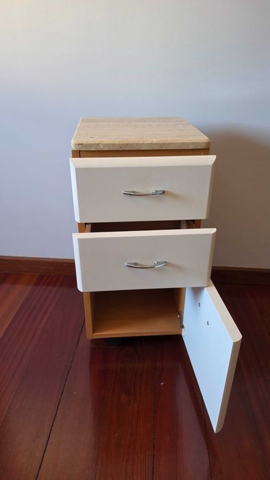 Móvel com duas gavetas e uma porta
