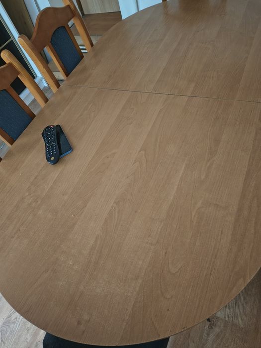 Sprzedam stół i krzesła.