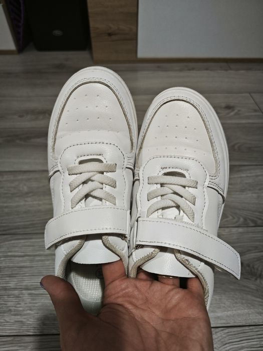 Białe adidaski chłopięce