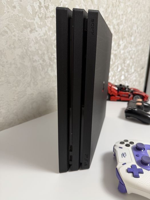 PlayStation 4 Pro 1TB Sony з двома джойстиками