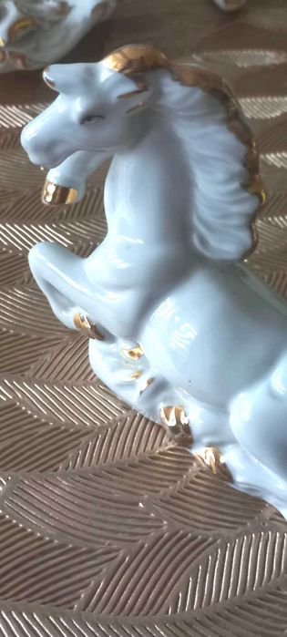 Jednorożec i świecznik, biała porcelana ze złotymi brzegami. Cena za 2