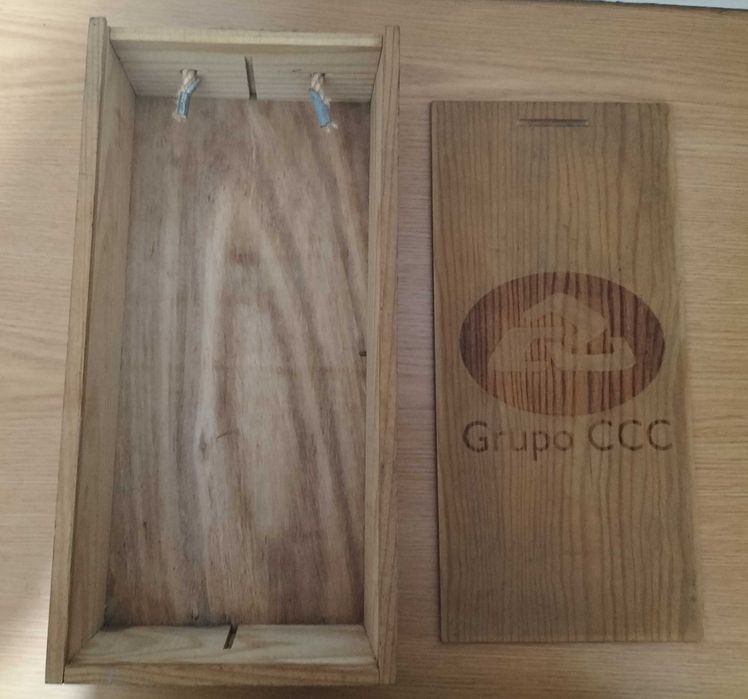 Caixa em madeira do Grupo CCC
