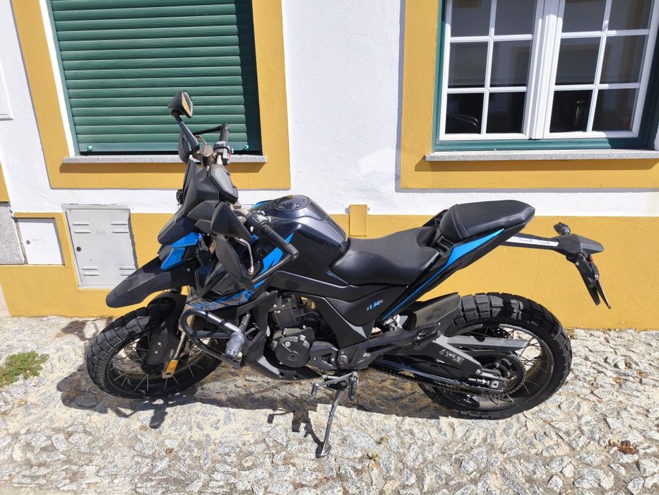 Mota Zontes 125 U1 de 2022 + Capacete