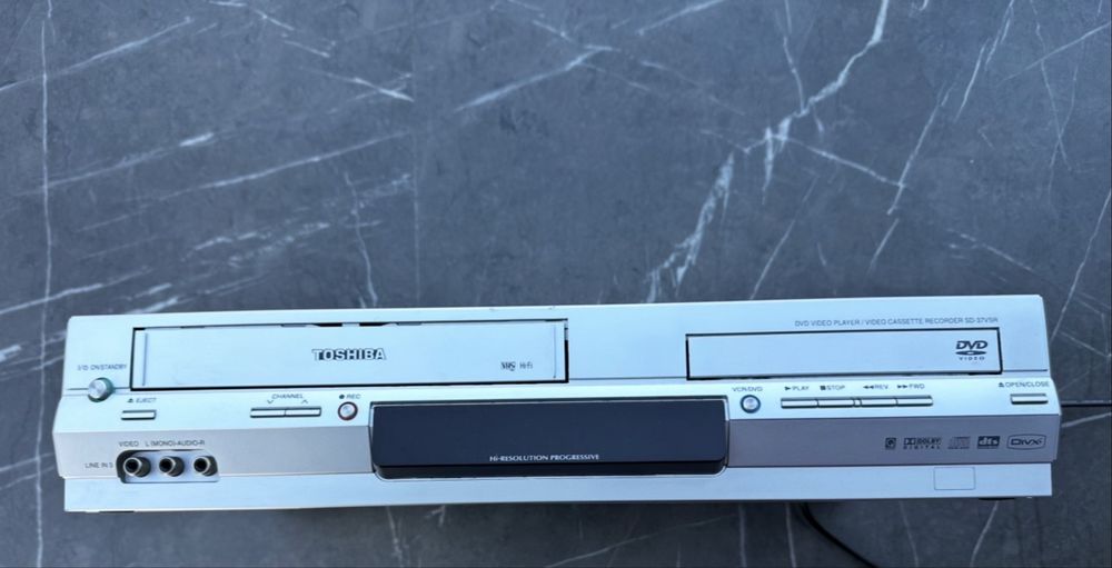Відеомагнітофон  DVD програвач (2 в 1)Toshiba SD-37VSR