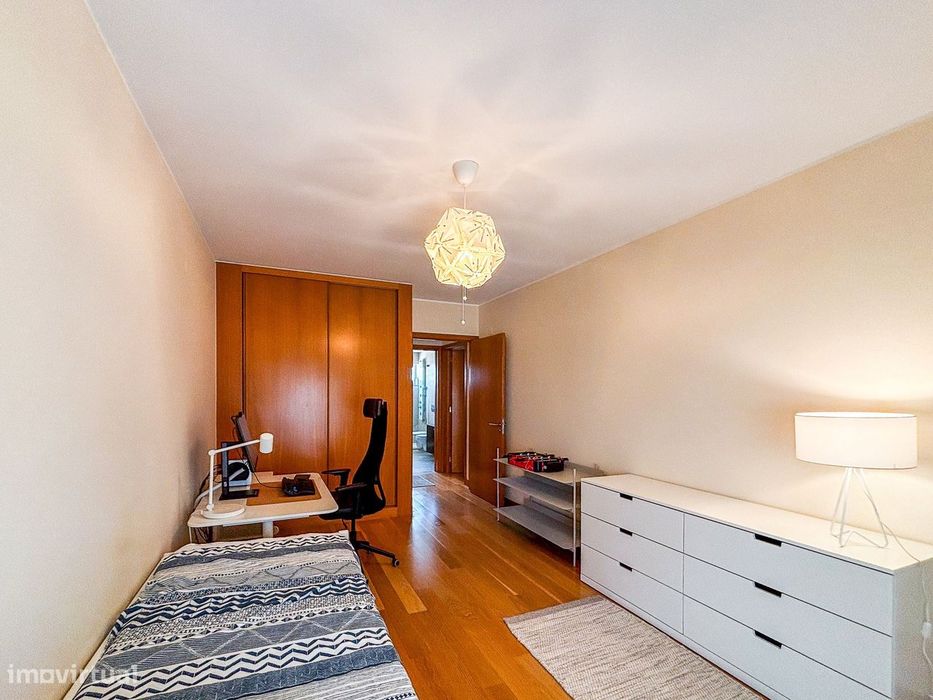 Apartamento T2 mobilado com garagem e elevador para arrendar no centro